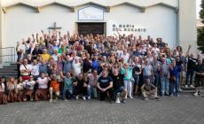 In centinaia all'«isola dei famosi»