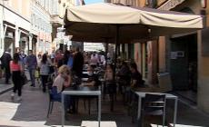 Via Farini: molte persone nei bar, aggregazioni inevitabili - Video