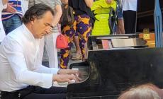 L'esibizione a sorpresa del «pianista fuori posto»