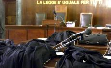 Ha le chiavi di casa di un'amica invalida e le fa sparire 3.000 euro, poi patteggia 1 anno