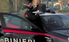 Provoca un incidente, cerca di scappare e poi picchia chi stava scattando una foto