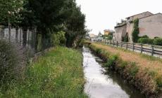 I residenti: «Canale Galasso, un tanfo insopportabile»