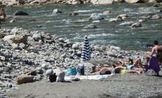 Dal Po al Taro: tanti a prendere la tintarella sul greto del fiume