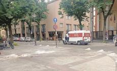 Bottiglie, uova e farina dopo la maturità: «Così riducono ogni giorno via Costituente»