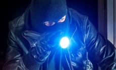 Furto al quarto piano: i ladri rubano tutto, anche l'acqua dal frigo