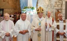 Che festa per don Renato Santi, parroco amato da tutti