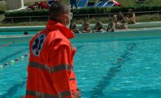 Paura in piscina a Collecchio, bimbo di 5 anni  ha rischiato di annegare dopo un tuffo: salvato dal 118