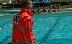 Malore alla piscina Leoni: salvato con il defibrillatore