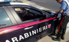 Ubriaco minaccia il barista e sfonda la vetrina con un pugno