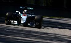 Hamilton in pole, disastro Vettel