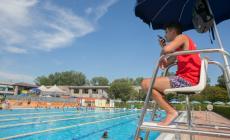 L'estate in piscina dei «baywatch» parmigiani