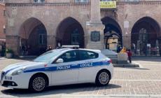Usava il permesso per disabili della madre morta da anni: furbetto di «beccato» dalla Polizia locale