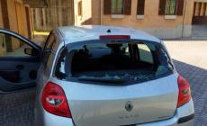 Vandalismi in pieno giorno, frantumati i vetri di un'auto davanti alla chiesa