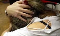 Violenza sessuale e sevizie con un rasoio: arrestato 67enne