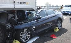 Auto incastrata sotto un camion in Autocisa: muore una donna