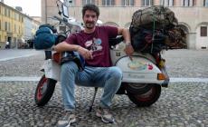 Da Parma in Bangladesh in vespa per conoscere la giovane che ha adottato a distanza