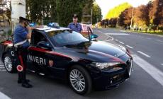 Distributore preso a bastonate, razzia di profumi e detergenti all'autolavaggio: le telecamere incastrano un 20enne