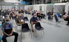 Al centro vaccini per una dose prima delle vacanze