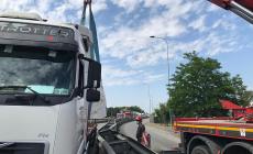 Camion perde blocco di marmo sull'Asolana. Arrivano i vigili del fuoco per rimuoverlo - Foto
