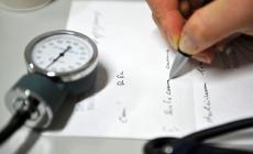 Medici di famiglia: sono sempre meno ma ci sono spiragli. L'Ausl: «Nuovi progetti per le zone carenti»