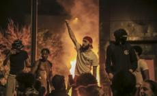 Minneapolis, terza notte di disordini: incendiato il commissariato. Gli agenti del caso Floyd non collaborano