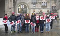 Flash mob contro l'omofobia: coppie gay e etero in Piazza