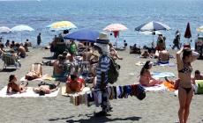 Compra una borsa falsa, 600 euro di multa a una  bagnante a Forte dei Marmi
