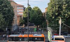 Autobus tampona un'automobile, coinvolte anche delle bici: tre feriti in via Gramsci