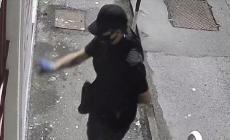 L'imbrattatore di via Treves immortalato da una telecamera