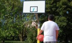 I canestri di via De Chirico: montati da poco sono gi&agrave; spariti