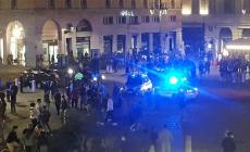 Piazza Garibaldi, ore 0,15; arrivano polizia, municipale e ambulanza. Ma...