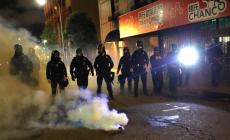 Florida, agente pugnalato al collo durante le proteste