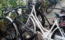 Furti ovunque, vandalismi nel deposito sotto la stazione: la vita dura dei ciclisti fidentini