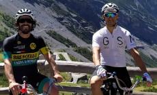 L'impresa: Copercini e Gemma sullo Stelvio in sella a due &laquo;grazielle&raquo;, uno scalzo, l'altro con gli infradito