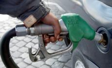 Code ai distributori dopo il taglio delle accise a Parma: alcune pompe a secco in 24 ore. Prezzi ai minimi da 4 anni in Italia