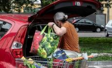 Cerca di rubare la borsa dall&rsquo;auto di una donna mentre sta caricando la spesa nel parcheggio del supermercato. Denunciato 29enne straniero