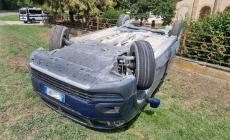 Senza patente, si ribalta con l'automobile confiscata