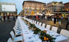 Opposizioni contro la Cena dei Mille: 'Inopportuno riproporre una tavola da élite'. La replica
