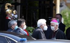 Mattarella a Codogno: corona di fiori per le vittime del covid e bagno di folla (a distanza)