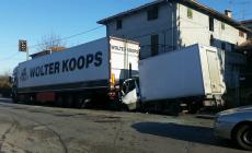 Violento tamponamento camion-furgone a Bannone: due feriti