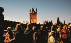 Londra, tutti in fila anche di notte: l'omaggio a Elisabetta di almeno 400mila persone