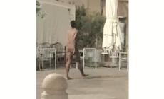 Completamente nudo in piazza Garibaldi