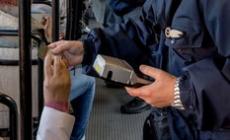 Controlla i biglietti sul bus: aggredita da un ragazzo