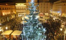 Acceso l'albero di Natale di piazza Garibaldi