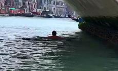 Venezia, turisti tedeschi fanno il bagno nel Canal Grande
