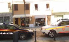 Esce di casa e trova un anziano morto sul pianerottolo