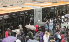 Via le mascherine su treni e autobus. Ma restano in ospedali, rsa, ambulatori