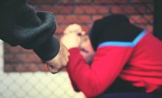 Ragazzino picchiato a scuola dal bullo: trauma cranico e naso rotto