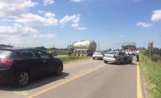 Via Cremonese, frontale tra un'auto e un trattore: tre feriti, uno &egrave; in Rianimazione