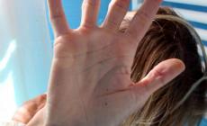La moglie riposa, e lui la trascina per i capelli